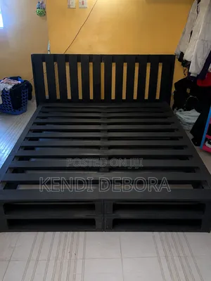 Black 5 by 6 Pallet Bed