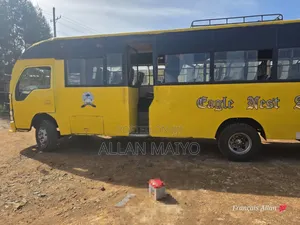Isuzu Executive Bus 2010 Yellow