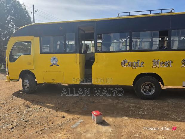 Isuzu Executive Bus 2010 Yellow