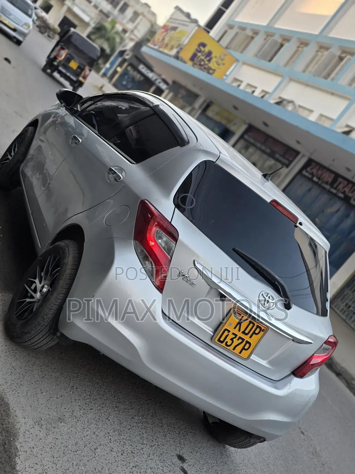 Toyota Vitz 2017 Silver