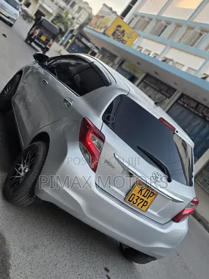 Toyota Vitz 2017 Silver