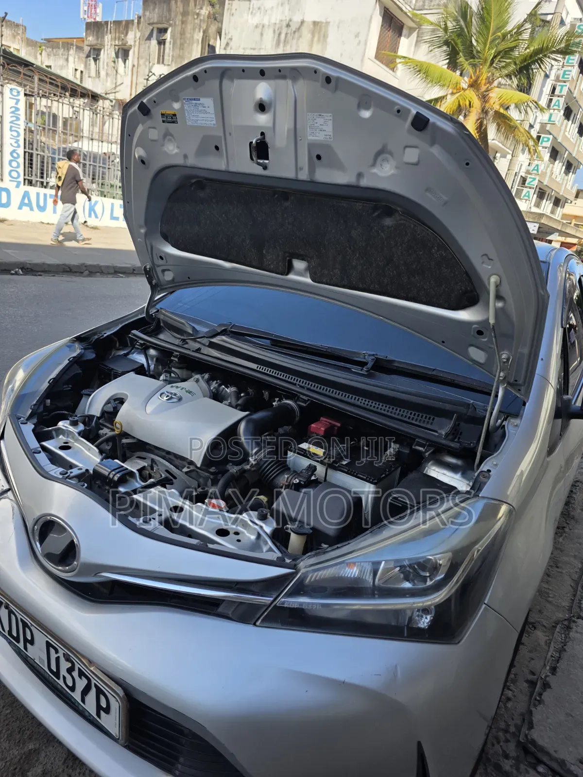 Toyota Vitz 2017 Silver
