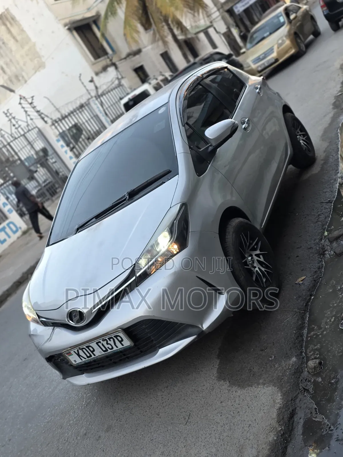 Toyota Vitz 2017 Silver