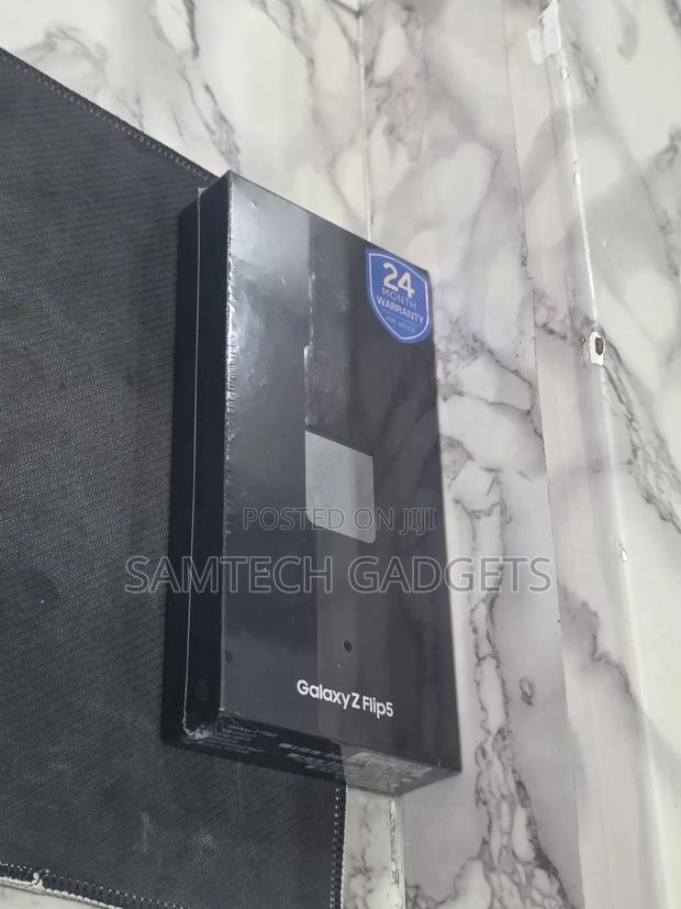 New Samsung Galaxy Z Flip5 256 GB Black - thumbnail 2