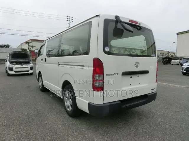 Toyota HiAce 2019 White