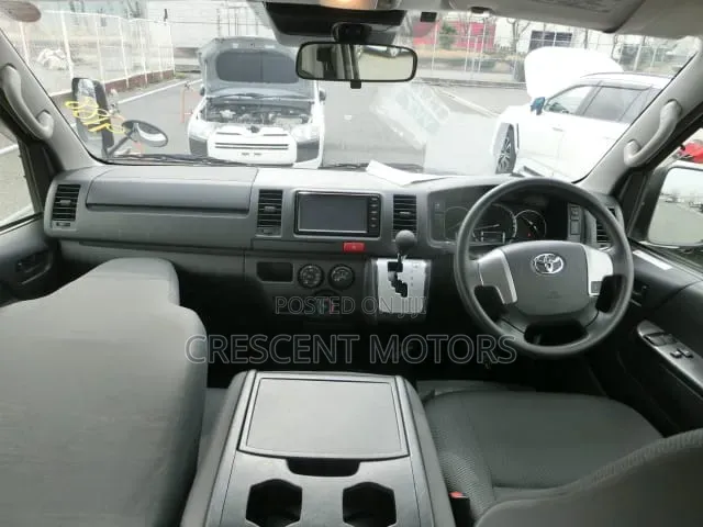 Toyota HiAce 2019 White