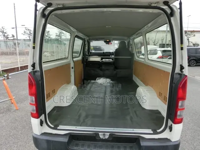 Toyota HiAce 2019 White