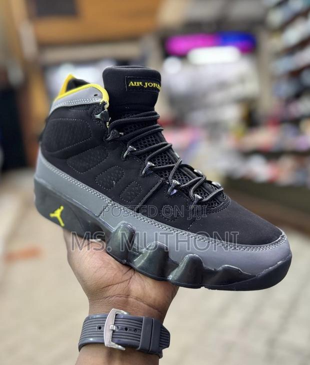 Size 40-45 High Top Jordan 9 Retro - thumbnail 3