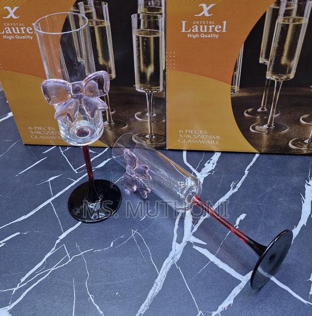 6 PCS Contrasting Red Stem Champagne Flutes With a Bow - thumbnail 2