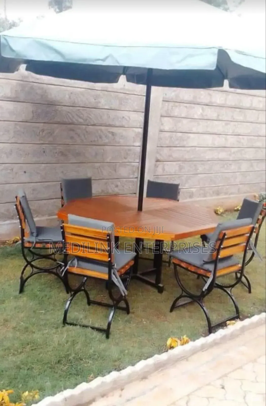 Table+Parasol+6 Chairs+ Cushions
