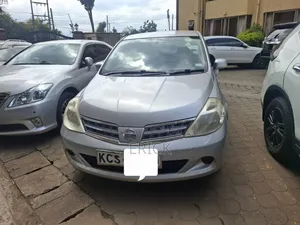 Nissan Tiida 2011 Silver