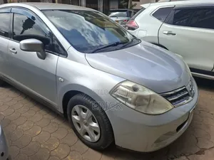 Nissan Tiida 2011 Silver
