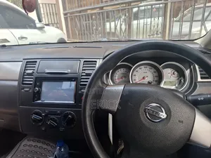 Nissan Tiida 2011 Silver