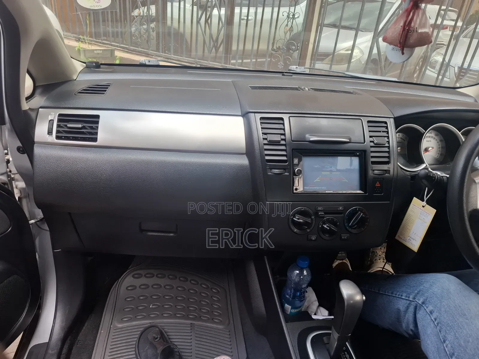 Nissan Tiida 2011 Silver