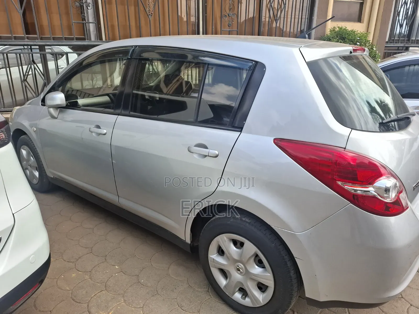 Nissan Tiida 2011 Silver