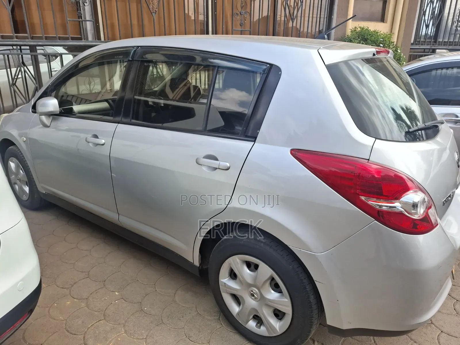 Nissan Tiida 2011 Silver