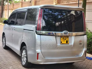 Toyota Noah 2018 Silver