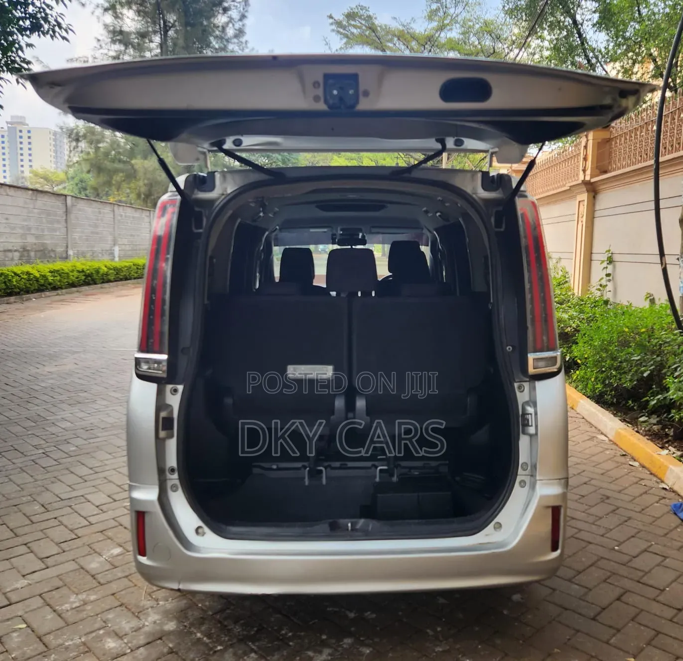 Toyota Noah 2018 Silver