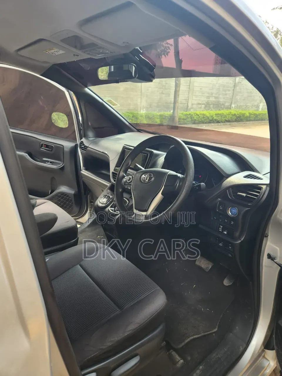 Toyota Noah 2018 Silver