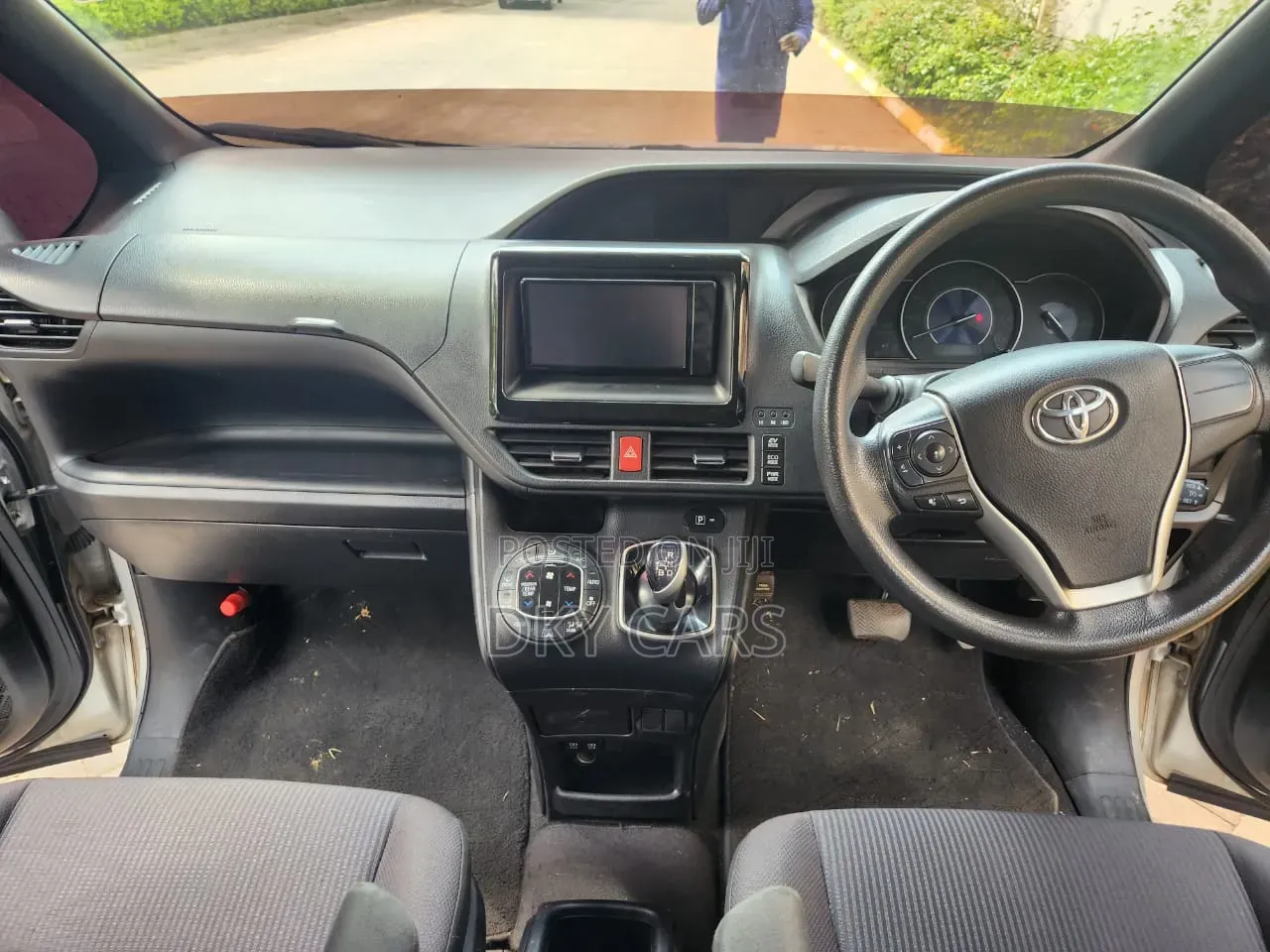 Toyota Noah 2018 Silver