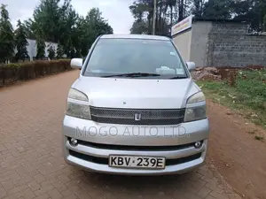 Toyota Voxy 2006 Silver
