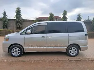 Toyota Voxy 2006 Silver