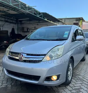Toyota ISIS 2012 Gray