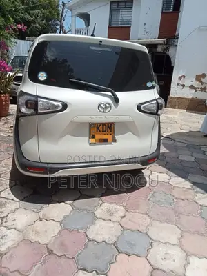 Toyota Sienta 2011 White