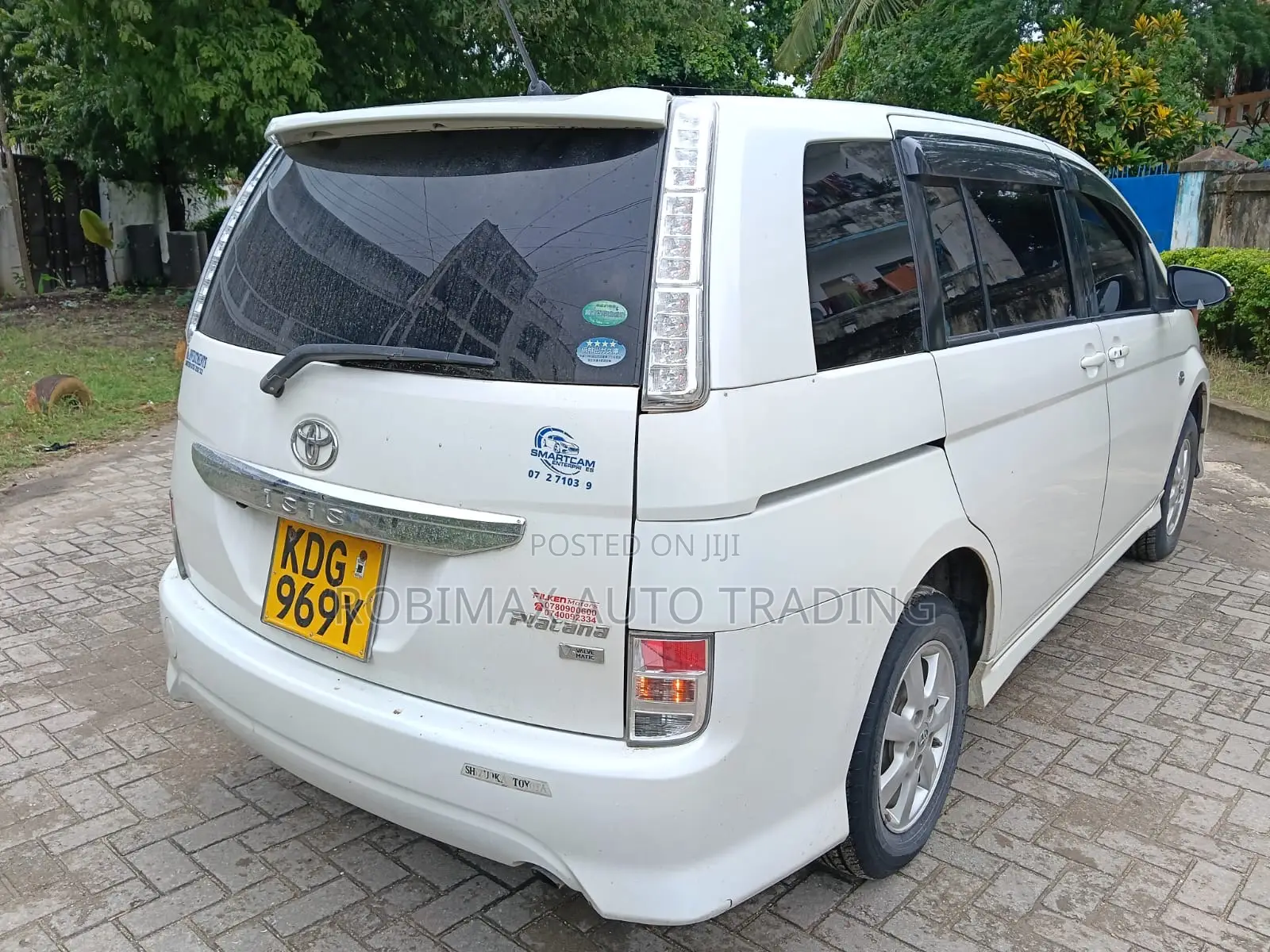 Toyota ISIS 2015 White