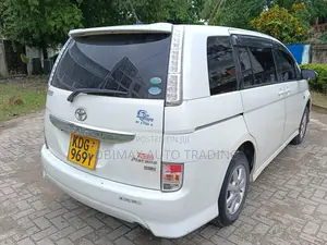 Toyota ISIS 2015 White