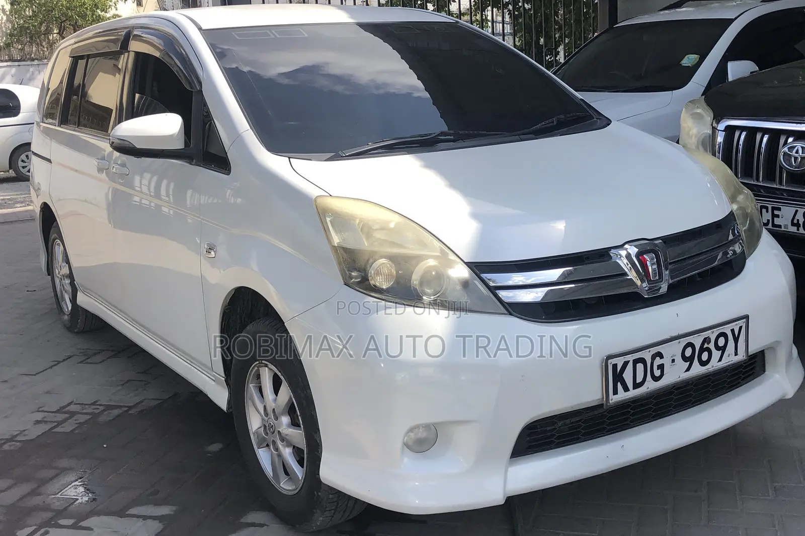 Toyota ISIS 2015 White