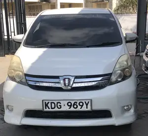 Toyota ISIS 2015 White