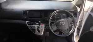 Toyota ISIS 2015 White