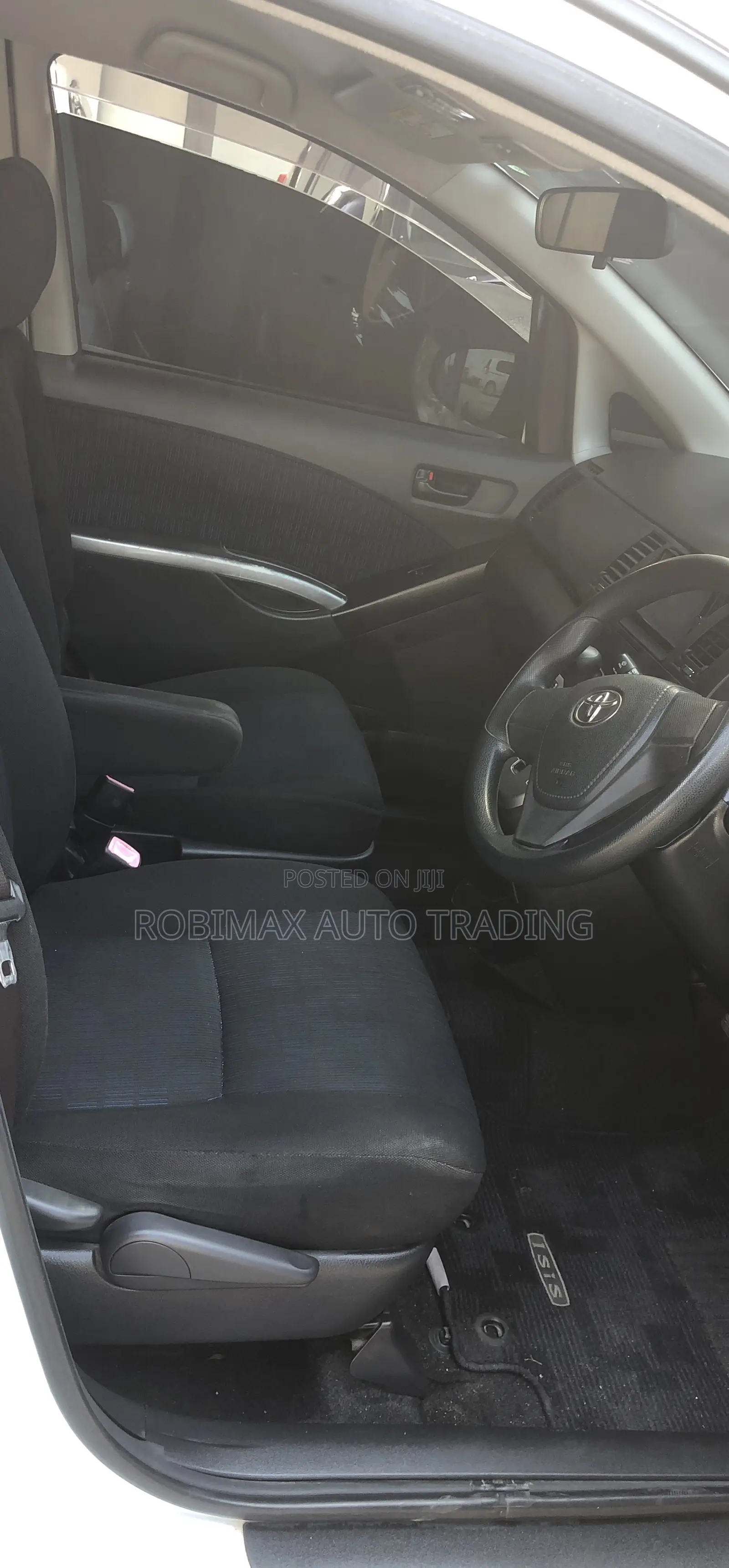 Toyota ISIS 2015 White