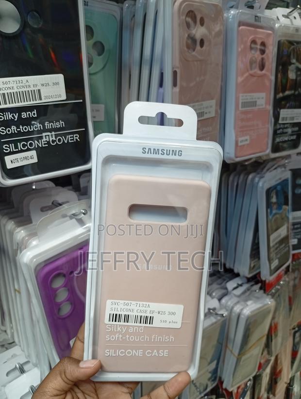 Samsung Galaxy S10+ Silicone Cover in a Pastel Pink Color.