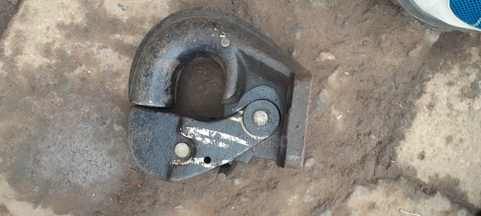 Towing Hook and Machine for Spare Wheel  Prado