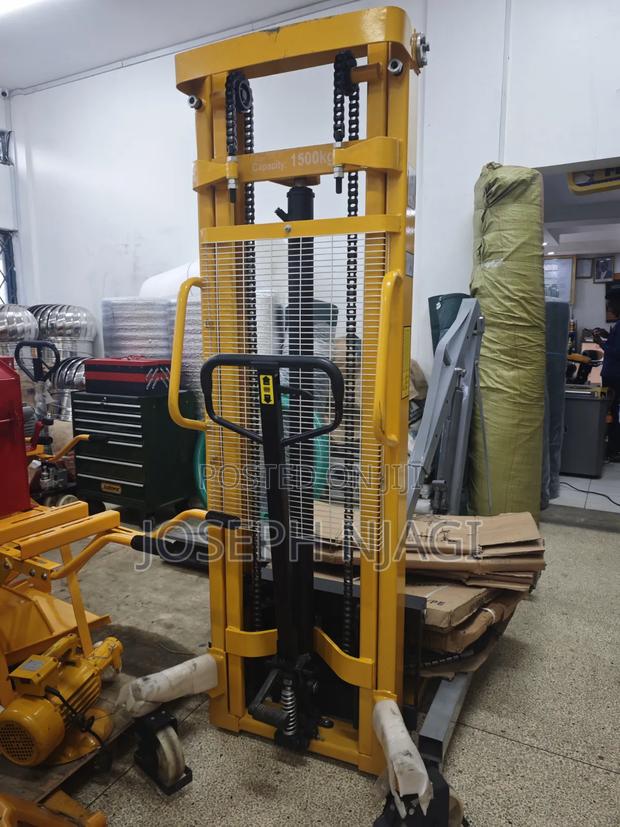 Manual Hydraulic Stacker - thumbnail 2