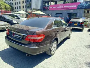 Mercedes-Benz E300 2009 Gold