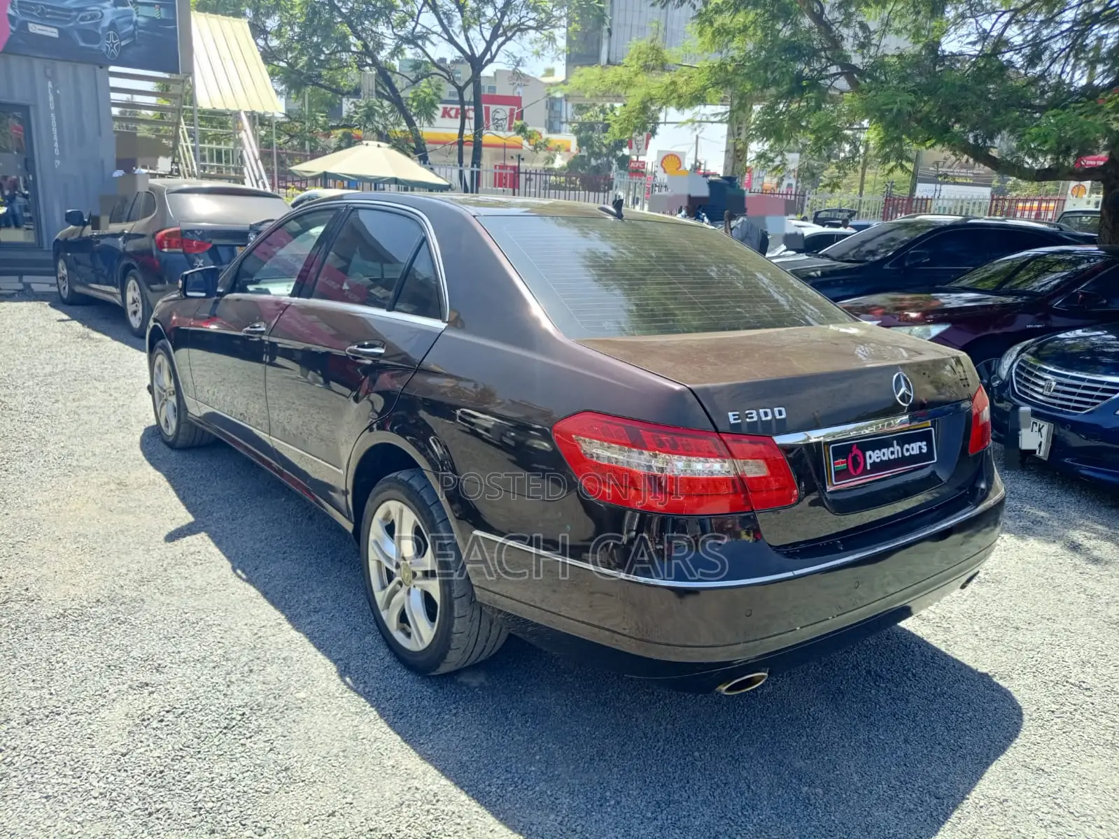 Mercedes-Benz E300 2009 Gold