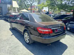 Mercedes-Benz E300 2009 Gold
