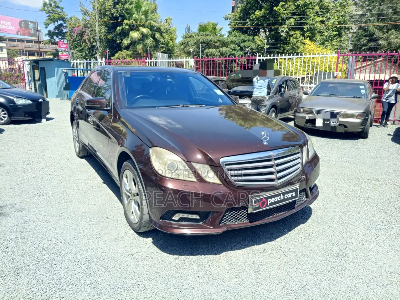 Mercedes-Benz E300 2009 Gold