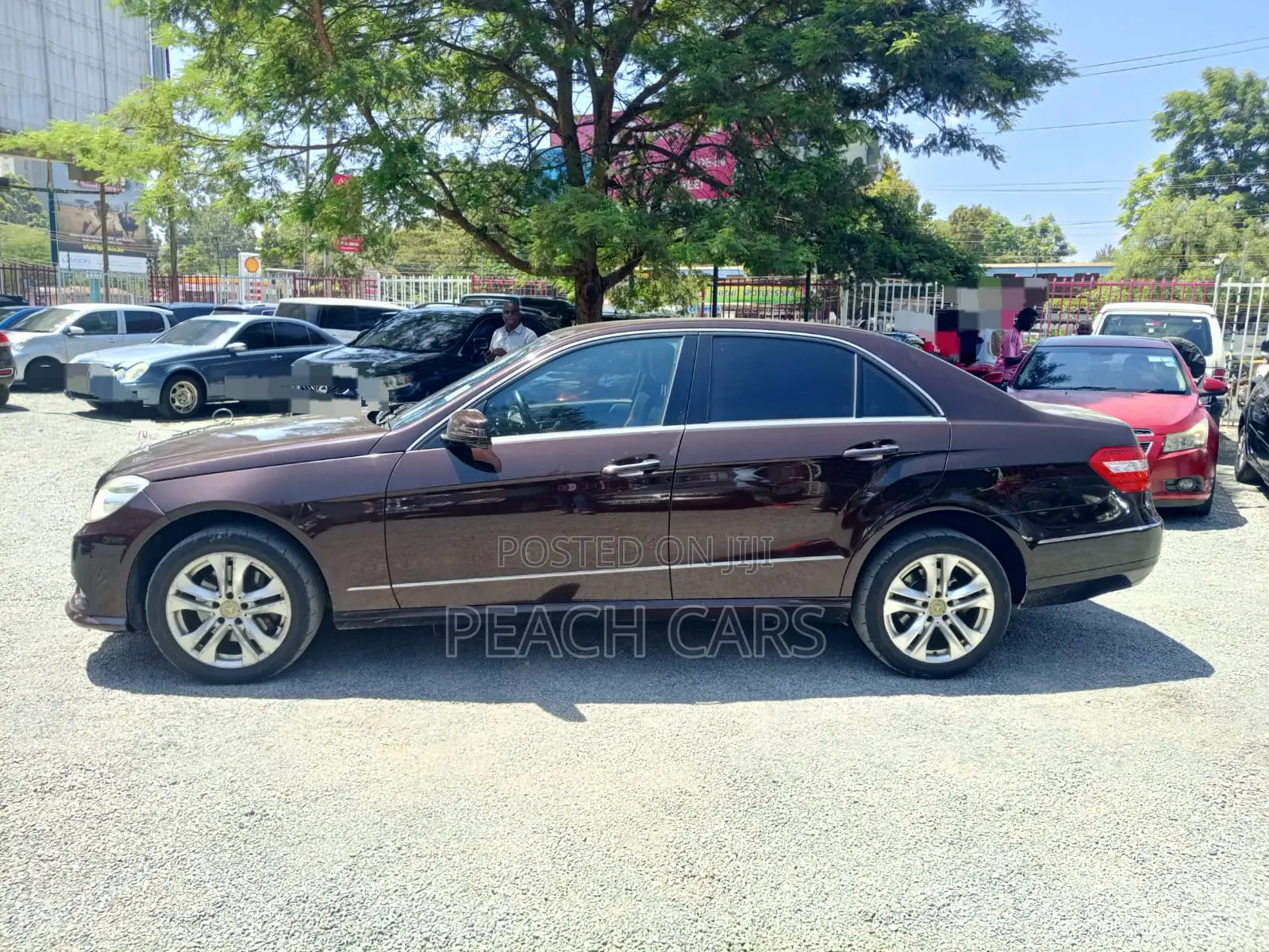 Mercedes-Benz E300 2009 Gold