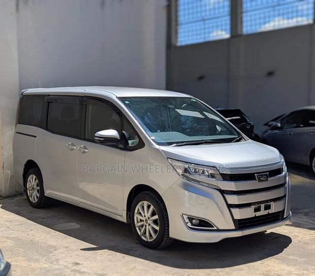 Toyota Noah 2020 Silver - thumbnail 2