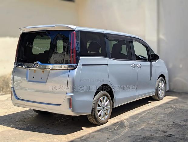 Toyota Noah 2020 Silver - thumbnail 3