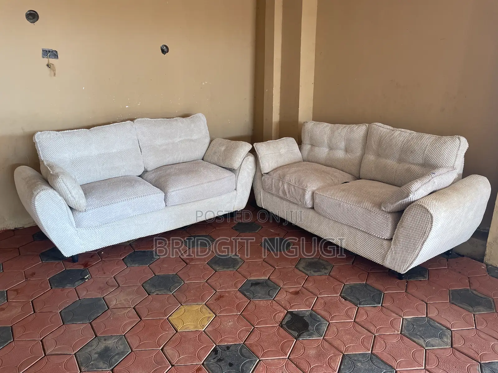 Couch 2 Seaters