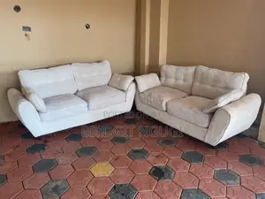 Couch 2 Seaters