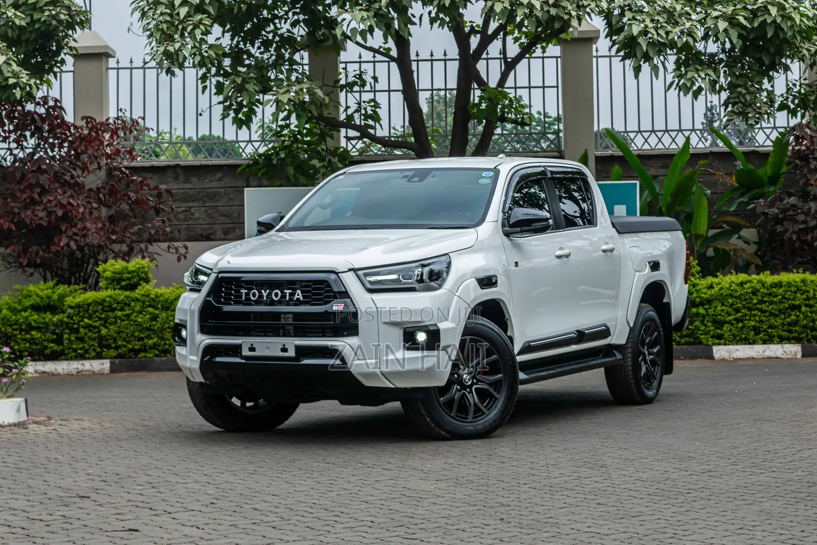 Toyota Hilux 2022 White