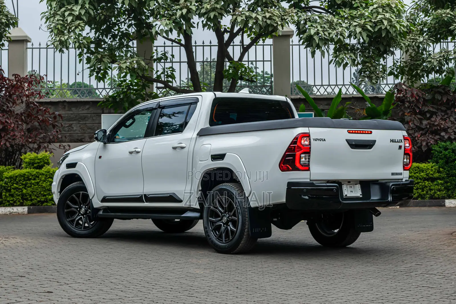 Toyota Hilux 2022 White