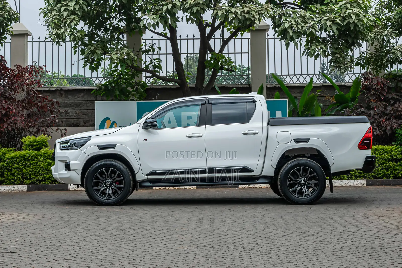 Toyota Hilux 2022 White