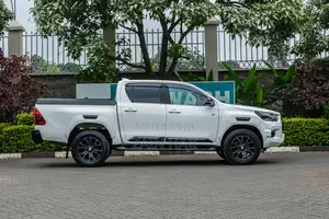 Toyota Hilux 2022 White